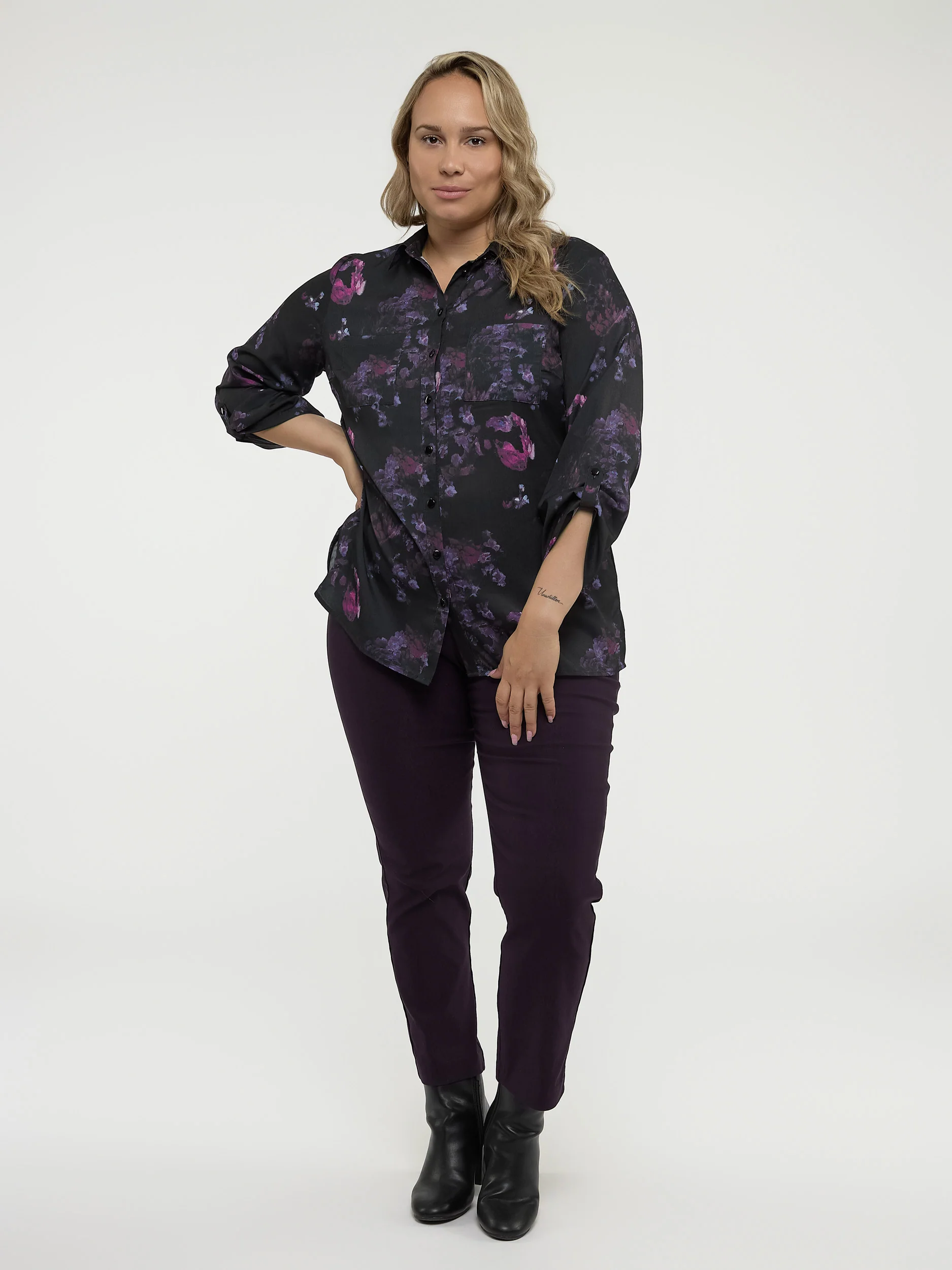 Blouse longueur tunique semi-ajustée à manches 3/4 avec boutons - Image 4
