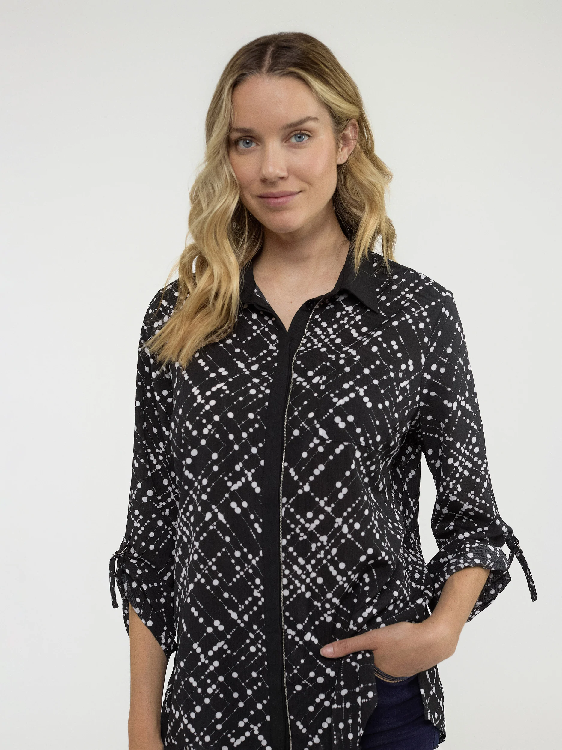 Blouse longueur tunique semi-ajustée à manches 3/4 avec boutons - Image 2