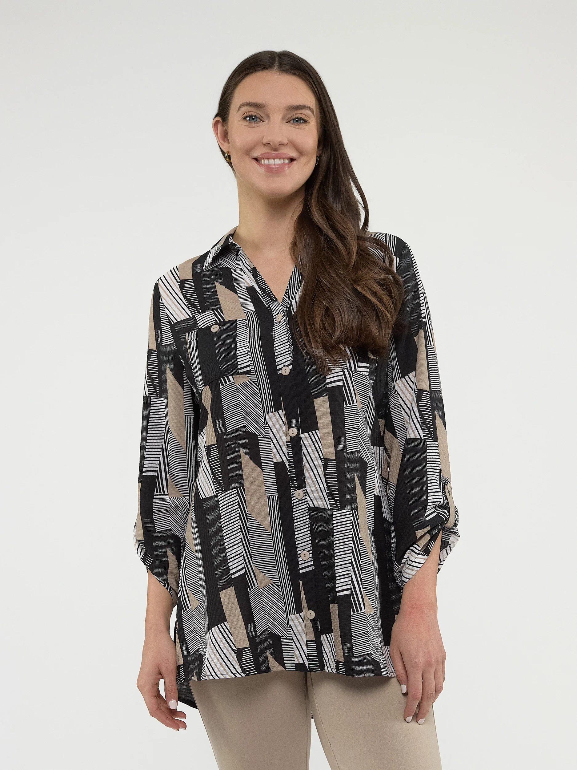 Blouse longueur tunique semi-ajustée à manches 3/4 avec boutons - Image 2