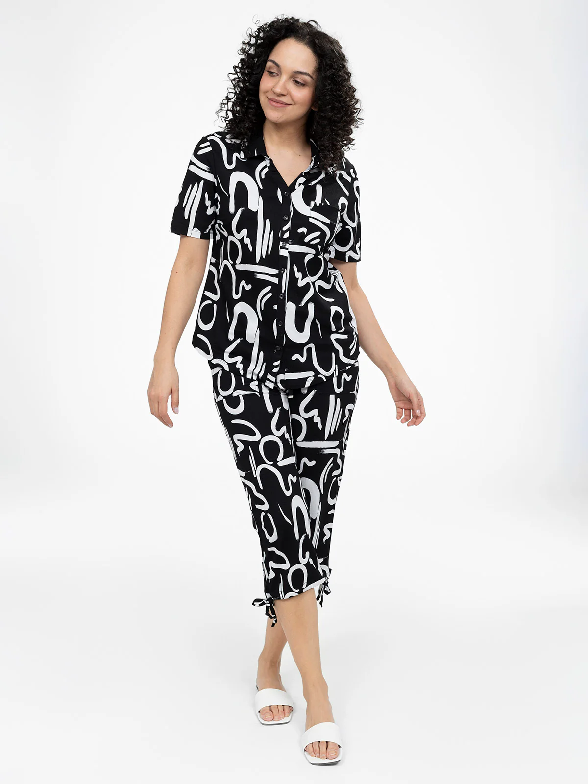 Blouse semi-ajustée à manches courtes avec boutons - Image 10
