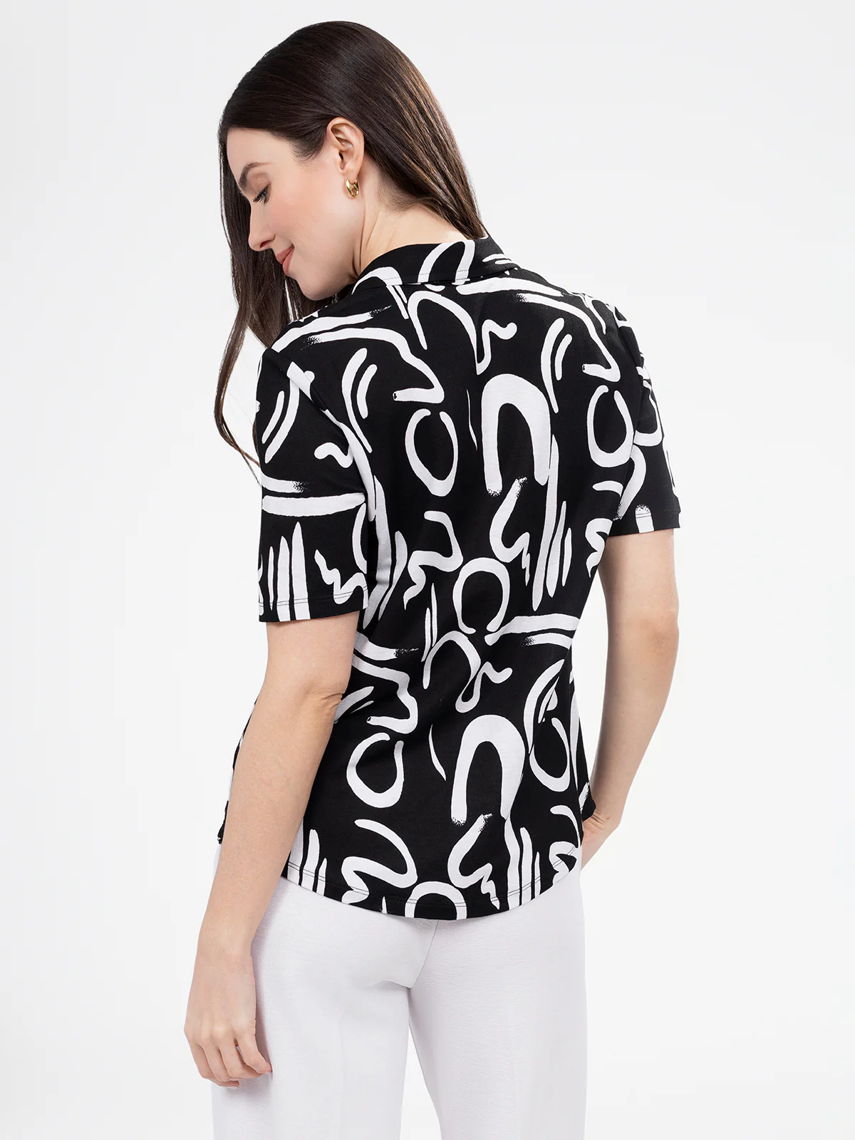 Blouse semi-ajustée à manches courtes avec boutons - Image 7