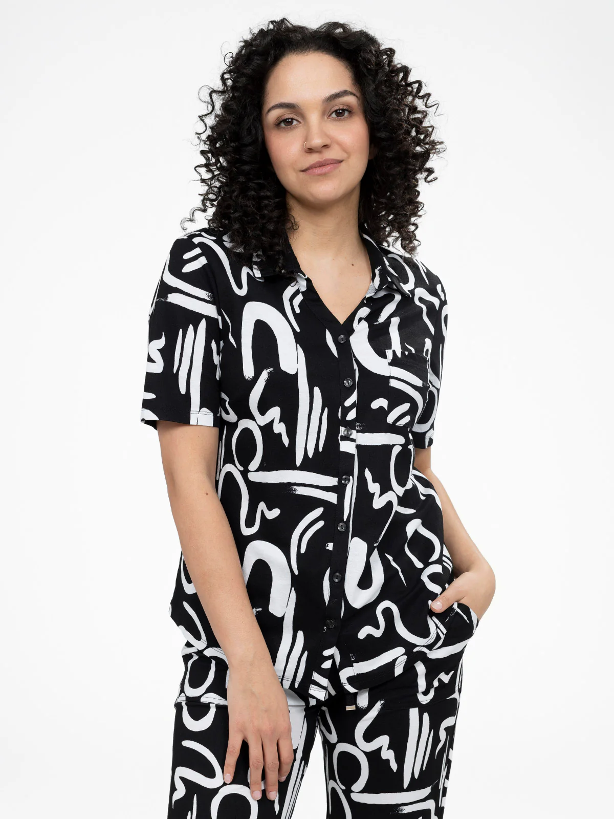 Blouse semi-ajustée à manches courtes avec boutons - Image 9