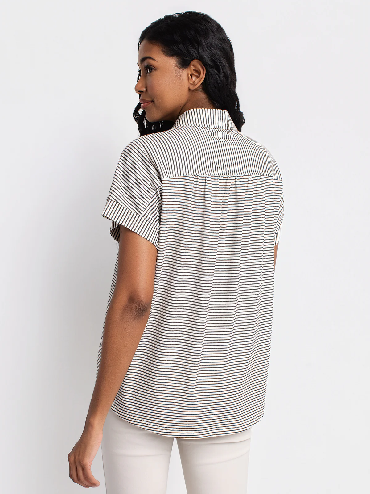 Blouse semi-ajustée à manches courtes avec boutons - Image 11