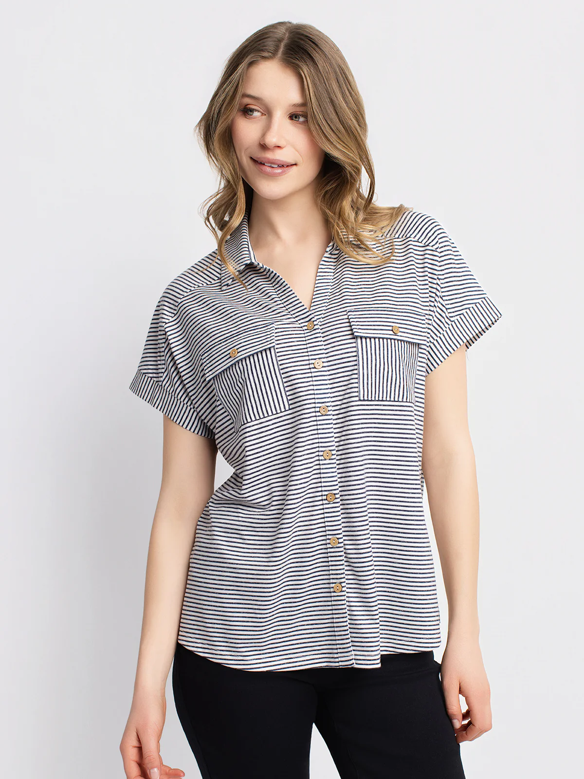Blouse semi-ajustée à manches courtes avec boutons - Image 5