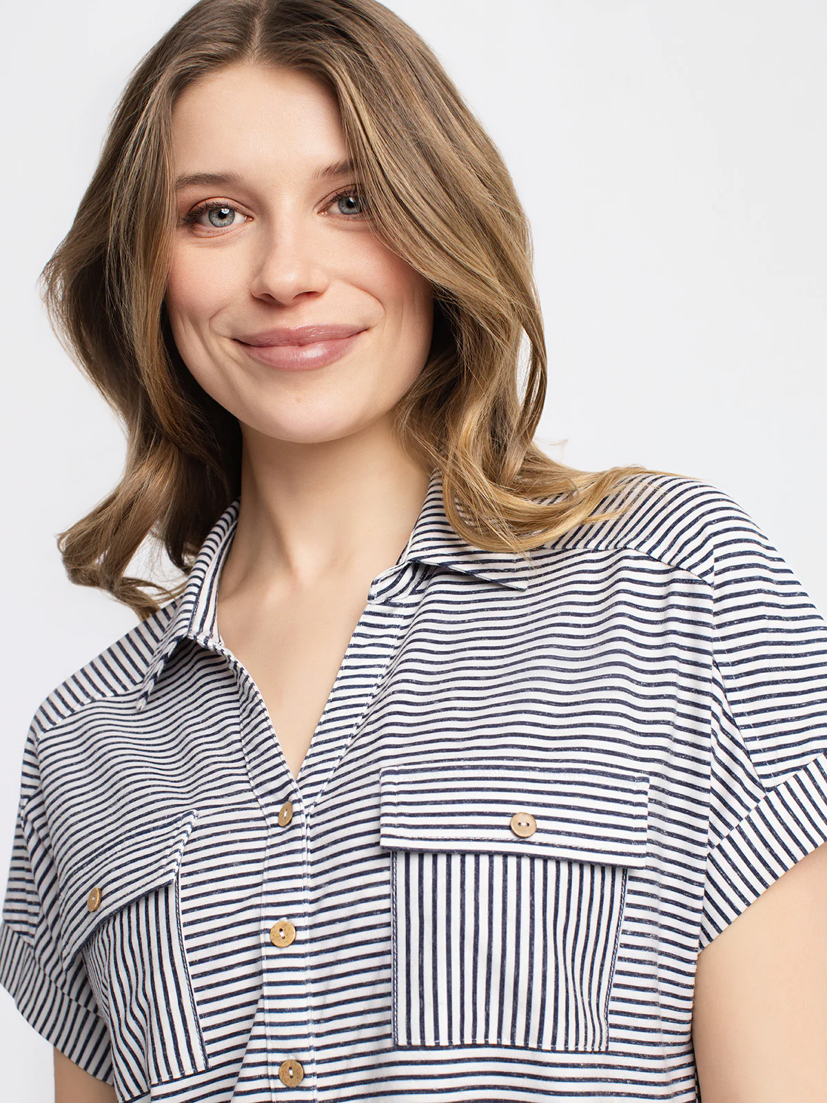 Blouse semi-ajustée à manches courtes avec boutons - Image 6