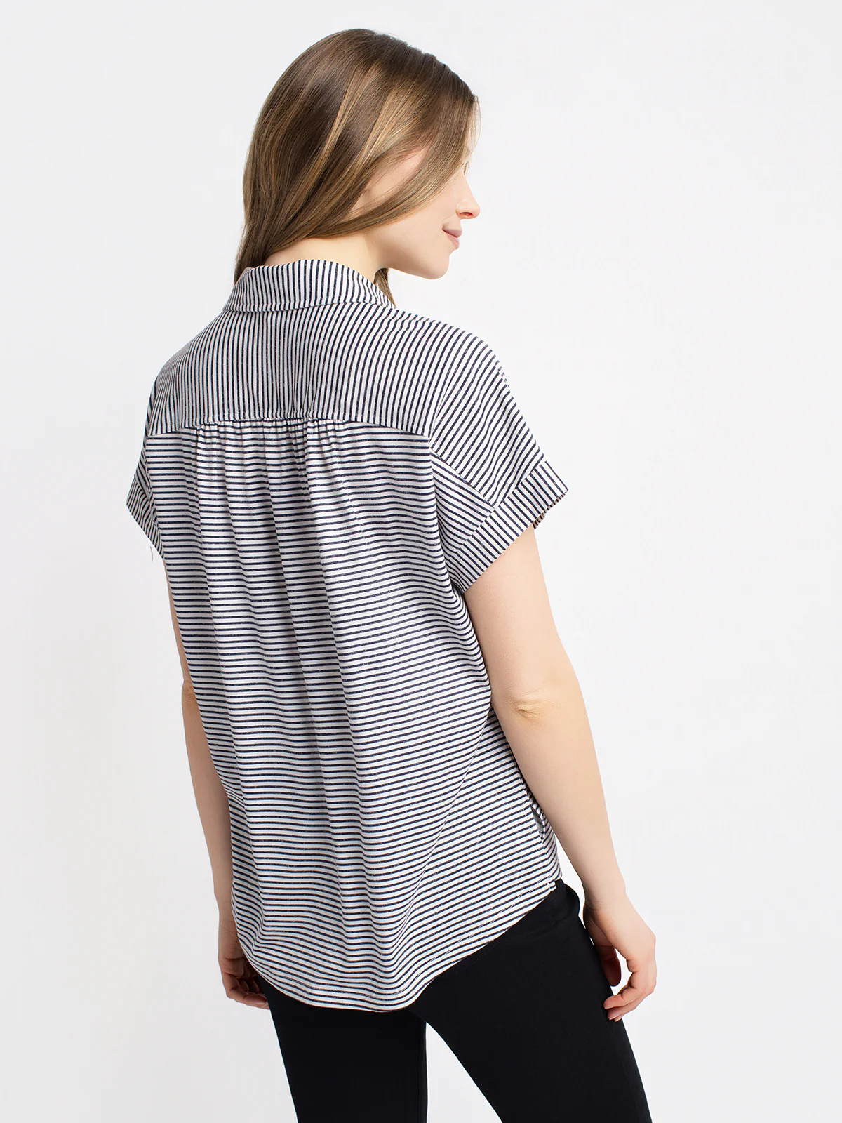 Blouse semi-ajustée à manches courtes avec boutons - Image 7