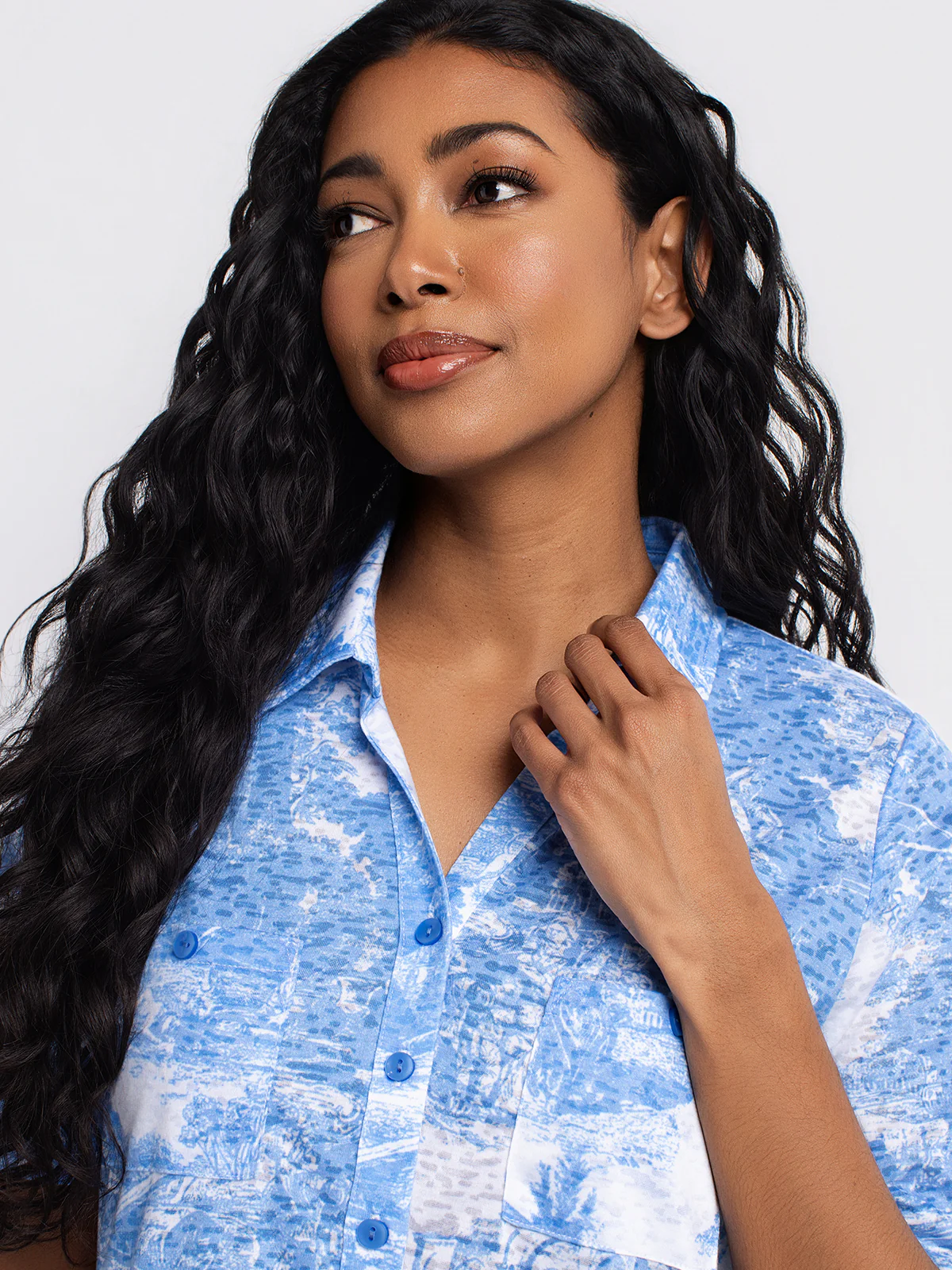 Blouse semi-ajustée à manches courtes avec boutons - Image 6