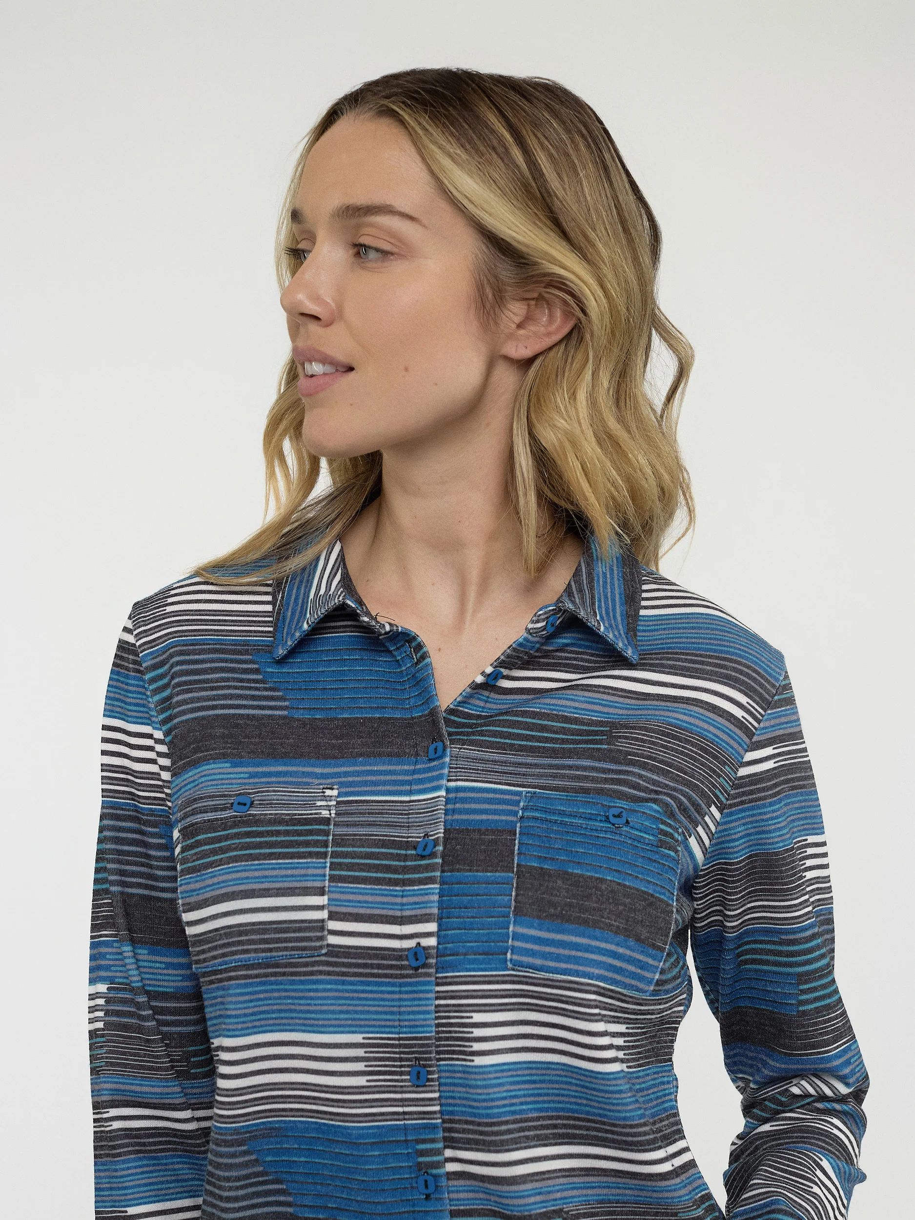 Blouse semi-ajustée à manches longues avec boutons - Image 6