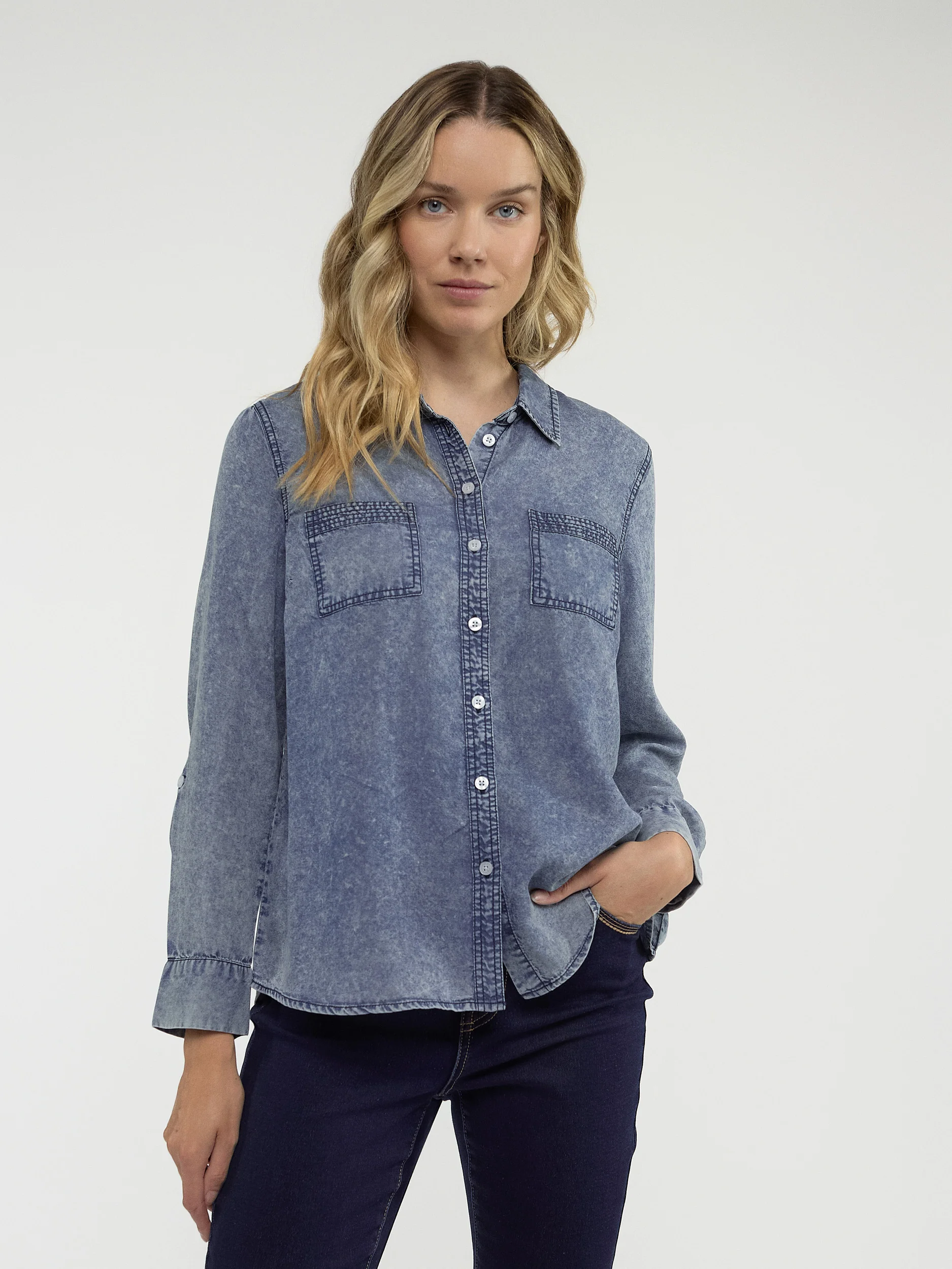 Blouse semi-ajustée à manches longues avec boutons - Image 2