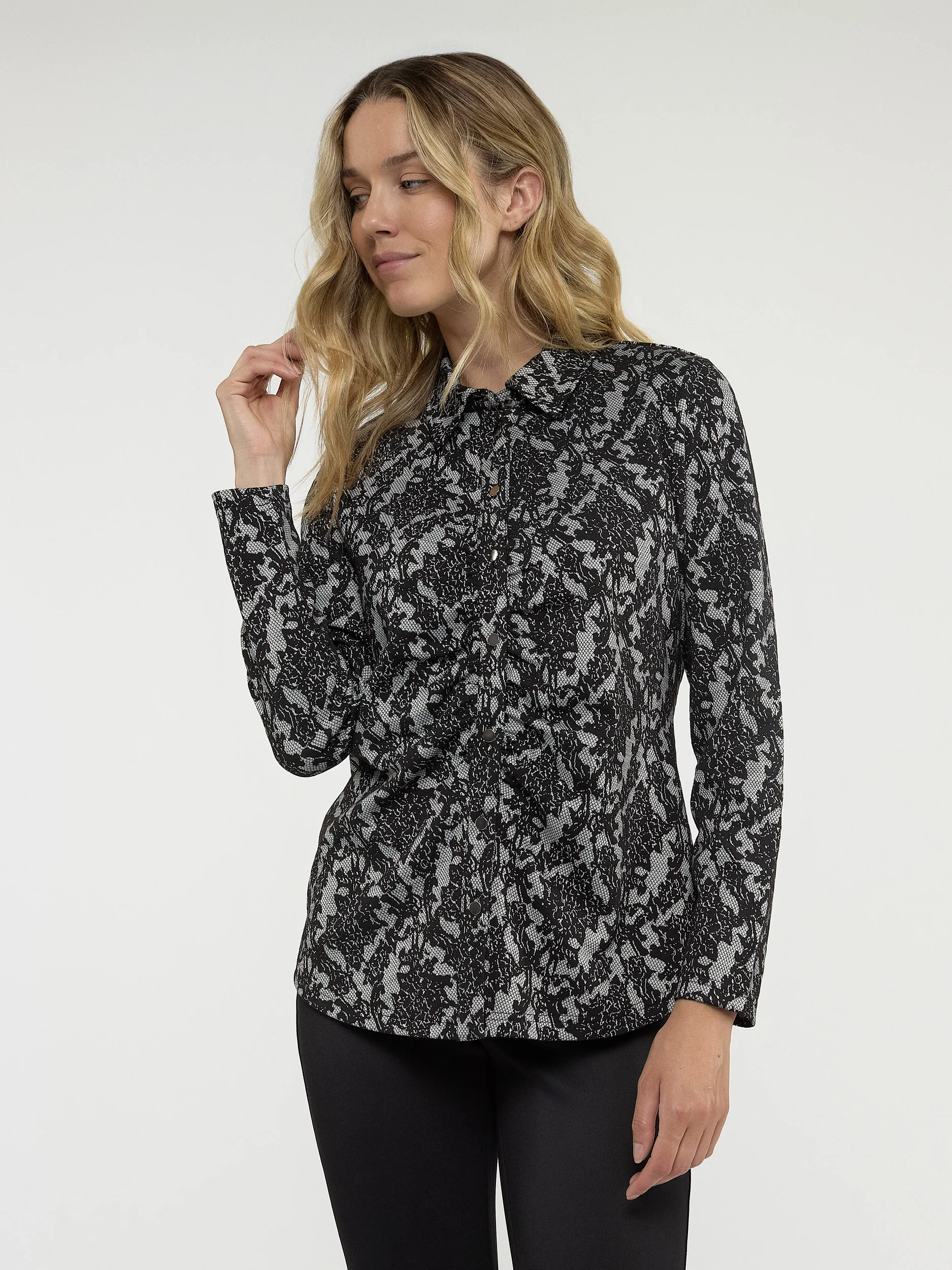 Blouse semi-ajustée à manches longues avec boutons - Image 2
